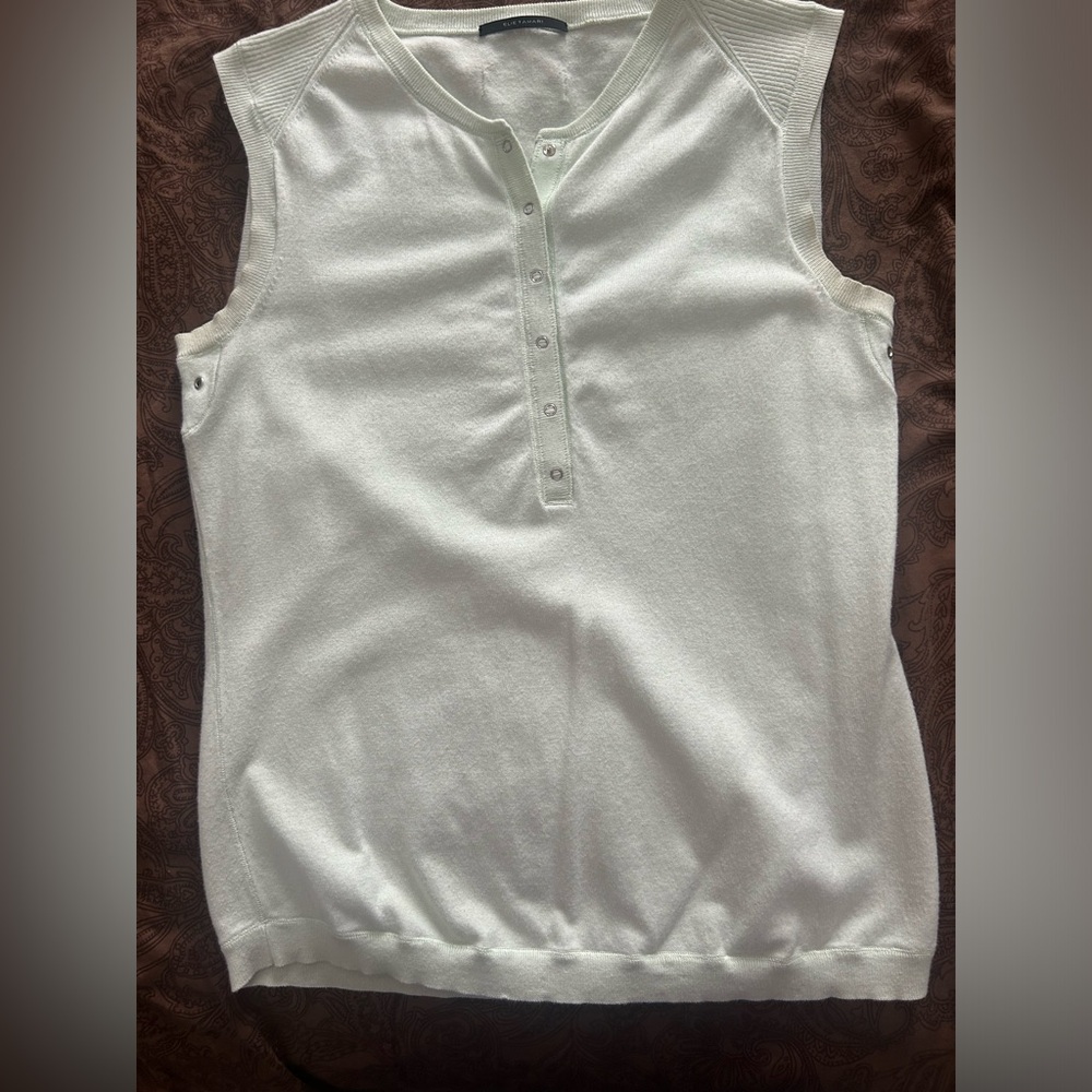 Ladies pale green sleeveless top, size small.